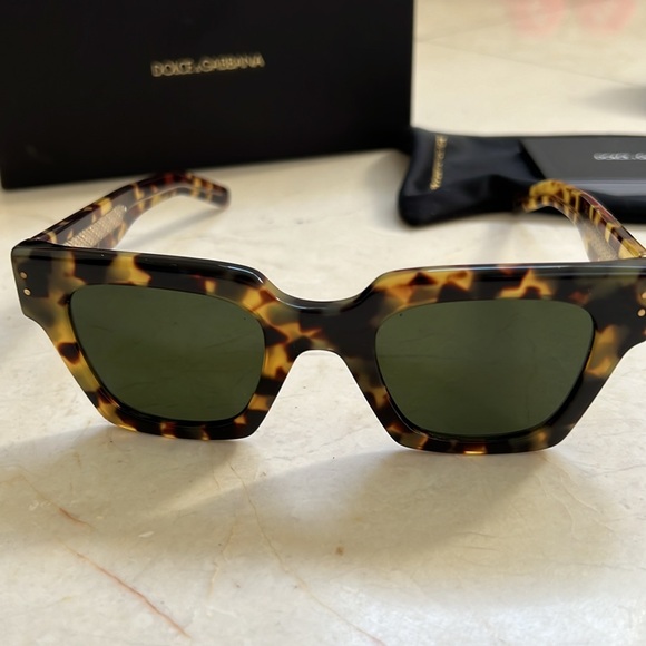 Dolce & Gabbana- Unisex Tortoiseshell sunglasses with dust bag, case & box 😎 - Picture 3 of 3